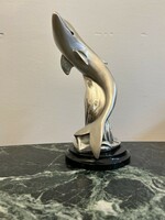Ezüst delfin szobor