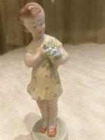 Zsolnay viragot tartó lány, figuràlis szobor