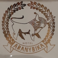 Grand Hotel Aranybika Debrecen logós, feliratos üvegpohár