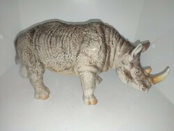 Nagyméretű porcelán rinocérosz, orrszarvú.