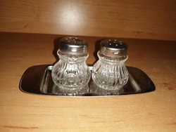 Asztali üveg sószóró borsszóró pár fém tálcán (1/p)