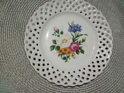 Porcelán áttört mintás virágos tányér.