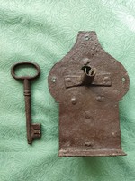 Chest or gate lock with key