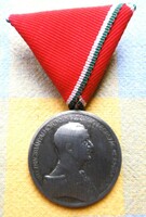 Háborús kitüntetés Horthy ezüst Vitézségi  hozzáillő hadi szalaggal T 2