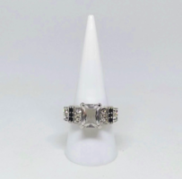 10K wgf (white gold filled) ring with clear and black cz crystals (90) size: 9/59
