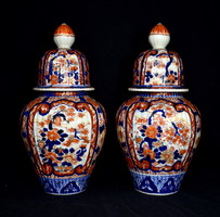 XIX. Pair of Imari Japanese porcelain vases with lids!