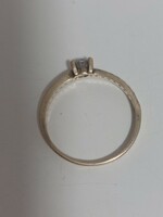 14k női gyűrű ismeretlen tipusú (nem gyémánt) kővekkel