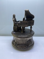 Zenélő Mozart szobor