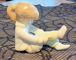 Aquincum porcelán figura - öltözködő kislány