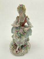 Sitzendorfi német porcelán hölgy kalappal az ölében 12cm