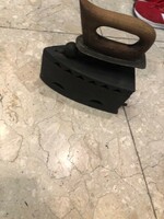 XX. század eleji öntött vas szenes vasaló, 20 cm-es nagyságú