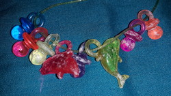 Retro traffic goods plastics, small toys, stringable trinkets, pendants, pacifiers, dolphins, etc.. As shown in the pictures