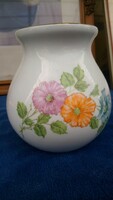 Aqincumi's vase decorated with retro flowers is perfect!