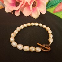 Cultured pearl bracelet.