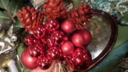 1 csokornyi beszúrható , karácsonyi , piros dekorációs elem . A gömbök üvegből vannak .
