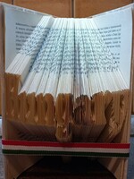 Last piece! Attention sports and football fans, this book sculpture was made for you!