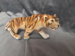 P 22 --- Royal Dux tigris (21 x 9)