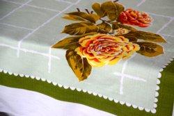 Régi SOSEM HASZNÁLT festett terítő len vászon asztalterítő abrosz vidám rózsás 154 x 123