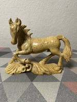 Márványból faragott ló szobor