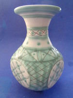 Habán stílusú kerámia váza, jelzett Gorka Géza munkája