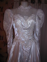 MENYASSZONYI RUHA - ALKUKÉPES - BÉCSI  SZALONBAN VARRT - LUXUS - GYÖNGYÖZÖTT