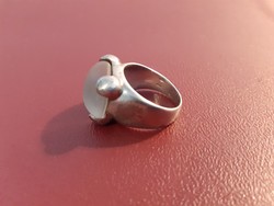 Silver ring with quartz stone, 10.00 grams.