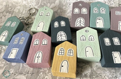 Wooden house with key holder - 1 pc (in several colors)