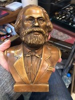 Marx Károly bronz szobra, 18 cm-es magasságú.