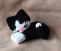 Horgolt cica fekete-fehér 12 cm-es