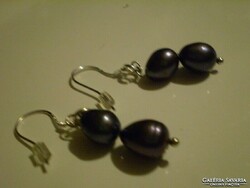 Discounted earrings with aubergine-colored cultured pearls