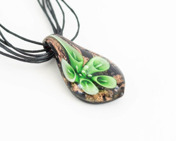 Üveg medál zöld virágokkal a belsejében - muránói stílusú nyaklánc, ékszer
