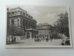 D199405 Budapest - Operaház fotólap 1940k ''amikor még felszámpléhzett járda kocogányok álltak őrt"