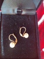 18K gold earrings with a pair of cultured pearls