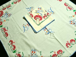 2 old tablecloths embroidered with a mushroom and butterfly pattern in good condition, 84 x 84 and 47 x 47 cm