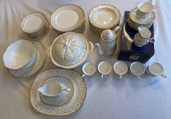 Porcelán tányér- és kávékészlet 12 személyre, 67 darabos