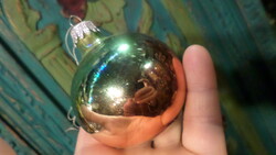 Retro , üveg karácsonyfadísz alapvetően jó állapotban  . kb 5,5 cm-es , színátmenetes gömb .