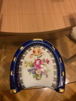 Eredeti, egyedi jelzett, gyönyörű kézi festésű Meisseni, patkó alakú porcelán bonbonier