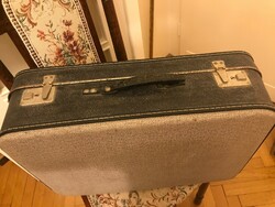 Retro bőrönd/koffer.Szürke színű,fém csatokkal. Mérete: 55x38x18 cm Belső része kissé viseletes.