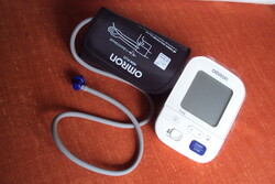 ORIGINAL csomagolású, OMRON M3 Comfort mandzsettás vérnyomásmérő,minden tartozékával együtt.