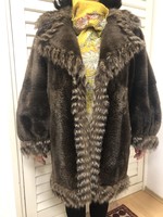 Light, short women's coat, size L. Beaver-raccoon combination. Comfortable, easy to wear every day