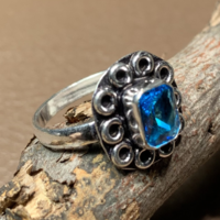 Szép kidolgozású ezüstözött gyűrű kék kővel 6,25 méret (16,5 mm átmérő) indiai ezüst színű gyűrű