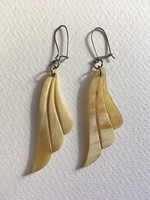 Ekrü feather-shaped bone earrings