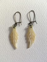 Ekrü feather-shaped bone earrings