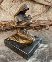Mother with her children - bronze statue