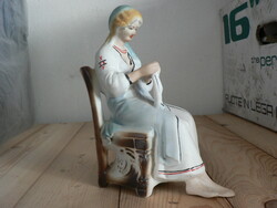 Varrogató hölgy, porcelán szobor