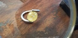 Ezüst gyűrű irizáló sárga kővel