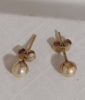 14 carat gold decorative earrings decorated with pearls!