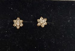 Very beautiful decorative 14 carat gold earrings decorated with 7 small zircon stones.