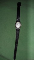 Good condition q&q working quartz wristwatch with leather strap as shown in the pictures
