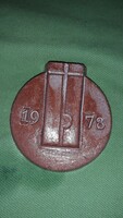 1978. Szocialista kerámia emlékplakett mázas kerámia 6 cm a képek szerint